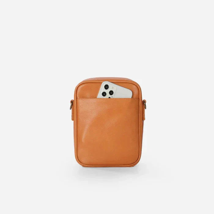 Bolsa Transversal Compacta Feminina com Detalhe de Fivela
