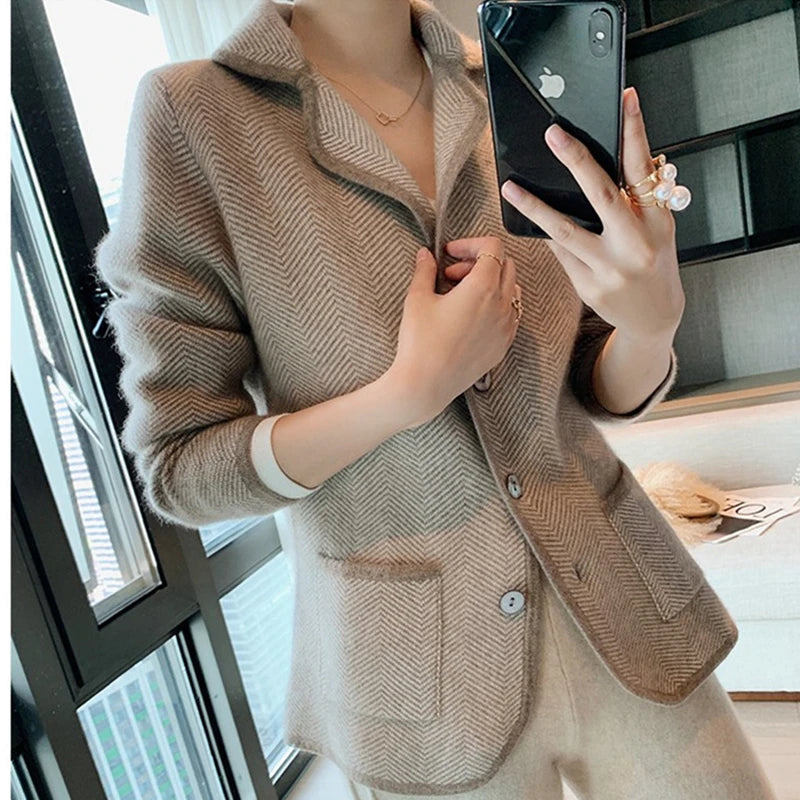 Casaco Feminino Elegante com Bolsos – Estilo e Conforto no Inverno