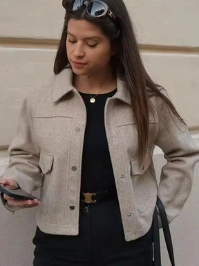 Jaqueta Feminina Elegante com Botões e Bolsos Frontais — Modelo Casual de Manga Longa