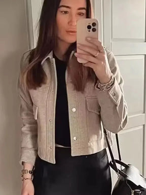Jaqueta Feminina Elegante com Botões e Bolsos Frontais — Modelo Casual de Manga Longa